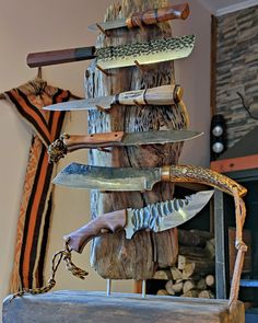 Maderas cuchillos reciclaje DIY Knife Stand Diy, Knife Display Stand, Custom Kitchen Knives, Deer Hunting Decor, Hunting Diy