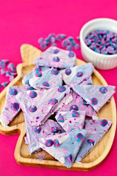 This Unicorn Frozen Yogurt Bark is a colorfulmagical and absolutely delicious snack kids especially love helloyummy Healthy Ice Pops, Yogurt Bark Recipe, Bark Recipes, Pecan Cobbler, Easy Snacks For Kids, Kid Recipes, Frozen Snack