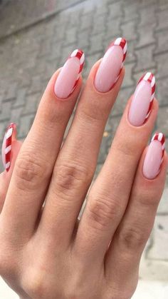 Celebrate the holiday season in style with these cute Christmas nails and designs, including festive nail art ideas that you can DIY at home! Side French Nails, Xmas Nail Designs, Christmas Tree Nails, Candy Cane Nails, Christmas Gel, December Nails, Red Christmas Nails, Tree Nails, Winter Nails Acrylic