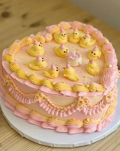 Cute Cake Writing, Cute Spring Cake Ideas, Savory Birthday Cake Alternatives, Cute Cake Ideas Birthdays, Sheet Birthday Cakes, Colorful Cake Ideas, Animal Cake Decorating, Birthday Cake Themes, Pink And Yellow Cake