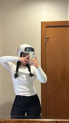 Mirror picture of ski outfit, black ski pants, white ski top, white ski helmet, white ski goggles, mirror ski goggles, chalet mirror picture White Skiing Outfit, Skiing Outfits Aesthetic, White Ski Helmet Outfit, Ski Pics Instagram, Black And White Ski Outfit, Skiing Outfit Aesthetic, All Black Ski Outfit, Skiing Selfie, Skier Outfit