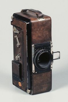 an old fashioned camera sitting on top of a table