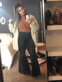 Plus Size Outfits With Bell Bottom Jeans, Edgy Flare Jeans Outfit, Black Flare Leggings Outfit Plus Size, Plus Size Outfits Bell Bottoms, Bell Bottom Outfit Ideas Winter, Plus Flare Pants Outfit, Black Flare Pants Outfit Plus Size, High Waisted Flare Pants Outfits, Casual Date Night Outfit Flare Jeans