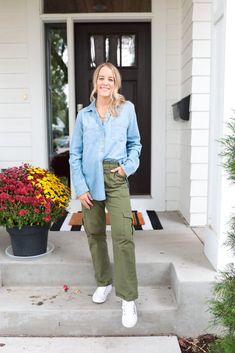 13 Best Green Cargo Pants Outfit Ideas for 2023 - Paisley & Sparrow Green Cargo Pants Outfit Ideas, Shirt Tied Around Waist, Utility Pants Outfit, Cargo Pants Outfit Ideas, Green Cargo Pants Outfit, Denim Shirt Outfit, Green Pants Outfit, Shacket Outfit, Olive Green Cargo Pants