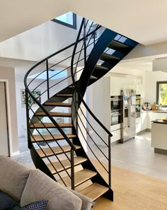 Vue sur l'escalier balancé à vide central, au coeur d'une maison. Modern Mountain Home, Modern Mountain, Spiral Staircase, Roof Design, Model Homes, House Rooms, Home Deco, Home Goods