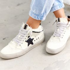 Ebrand New Never Worn Womens Size 7.5 Shu Shop Sneakers, Christmas Shoes, Gold Sneakers, White Sneakers Women, Star Shoes, Shoe Boutique, Shop Shoes, Star Sneakers, Shoes Color