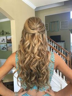 99 best hairstyle for woman 13 » Welcomemyblog.com Curled Hair With Braid, Cute Prom Hairstyles, Haircuts Ideas, Formal Hair, Simple Prom Hair, Curly Wedding Hair, Prom Hair Down, Hoco Hairstyles, Haircut Styles