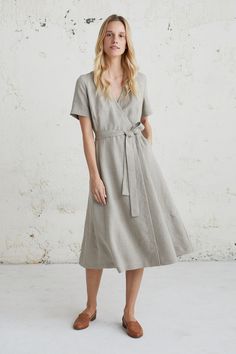 Fitted Linen Dress For Work, Elegant Linen Midi Dress With Relaxed Fit, Elegant Linen Dress With Relaxed Fit, Elegant Relaxed Fit Linen Midi Dress, Elegant Relaxed Fit Linen Dress, Fitted Linen Midi Dress For Spring, Elegant Spring Linen Dress With Relaxed Fit, Elegant Linen Midi Dress With Short Sleeves, Chic Short Sleeve Linen Dress