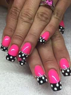 Lust auf ein wenig Summerfeeling im eigenen Zuhause? Diese zauberhaften DIY Muschelkerzen sind ruck-zuck gemacht, einfach herzustellen und zaubern neben der perfekten Sommerdeko auch eine gemütliche... Pink And Black Nails, Pink Black Nails, Hot Pink Nails, Floral Nail Designs, Hot Pink And Black, Nail Art Designs Summer, Black Nail Designs