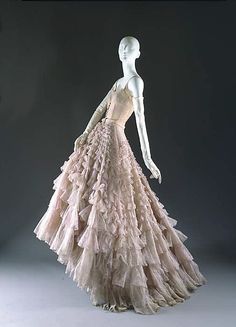 Christian Dior House Of Dior, Fashion 1940s, Dior Dress, Dior Vintage, Couture Mode, Vintage Gowns, Vintage Couture, Vestidos Vintage, 1940s Fashion