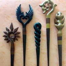 Hair sticks – wooden hair sticks available for order from Indonesia. Size varies by style Special Order Pricing: $9.00 each Minimum order 36 pieces Minimum 12 piece per style Hair Pins Diy, Wooden Hair Sticks, Plaster Relief, Dremel Crafts, Tree Branch Decor, Wooden Wand, Wood Jewelery, Dremel Projects, Carving Patterns