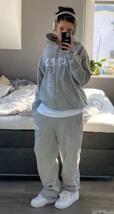 Jogging Bottoms Outfit Aesthetic, Black Cargo Track Pants Outfit, Streetwear Fashion Tracksuit, Hoodie With Shirt Underneath, Streetwear Joggers Outfit, Outfit Ideas Tracksuit, Baggy Outfits Streetwear, Aesthetic Joggers Outfit, Winter Tracksuit Outfits