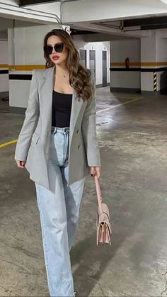 Outfits Com Blazer, Outfit Con Blazer Gris, Jeans With Blazer Outfit, Gray Jacket Outfit, Gray Outfits For Women, Women Blazer Outfit, Gray Blazer Outfit, Blazers For Women Outfits, Blazer And Jeans Outfit Women