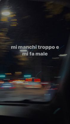 blurry image of city street at night with text overlaying the photo in spanish