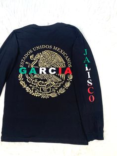 Playera mexicana personalizada, con nombre en medio y el estado de tu elección en las mangas. Si gustas se puede cambiar y agregar el nombre en la manga y el estado en medio si decides hacerlo, escríbalo en las notas que  nombre y estado ASEGÚRESE DE SER MUY CLARO EN CÓMO LO QUIERE.  Cualquier pregunta no dudes en mandar mensaje.                         NO HAY DEVOLUCIONES NI CAMBIOS EN ARTÍCULOS PERSONALIZADOS Mexican custom shirt, with name in the middle and the state of your choice on the sle The State, Bunny Valentines, Mexican T Shirts, Custom Shirt, In The Middle, The Middle, Custom Shirts, Gender Neutral, Bathing Beauties