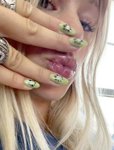 kiwi nails Short Nail Art Aesthetic, Kiwi Nail Art, Ahs Nails, Kiwi Nails, Daisy Acrylic Nails, Spring Nail Designs, Summery Nails, Pretty Gel Nails, Crazy Nails