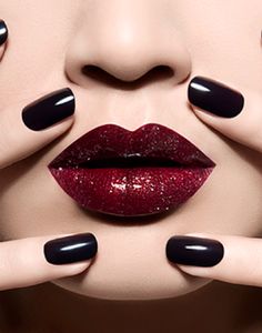 dark lip + dark nails Nikki Tutorials, Lip Venom, Makeup Bibir, Extreme Make-up, Burgundy Lips, Drag Make-up, Stunning Makeup, Burgundy Nails