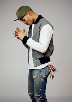 Varsity jacket + Snapback = classic street wear look Fashion Jeans, Urban Street Style, Looks Style, A Man