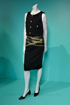 in 1985 Karl Lagerfeld did a great job with the dress, he put the the gold chains mix with leather, refer to Chanel's favourite is jewellery and simple. The simpleness was the black background as the whole dress. Chanel Clothes, Vintage Fashion 1980s, Woman Of Substance, Horst P Horst, Coco Chanel Fashion, Fashion Timeline, Fashion 1980s, Handbags Chanel, Chanel Outfit