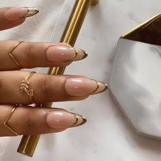 Nail art has progressed greatly in recent years. When it comes to choosing a color for your nails, gold nail paint is an easy choice. Obličejové Masky, Gold Chrome Nails, Gold Nail Designs, Formal Nails, Oval Nails, New Year's Nails, Chic Nails