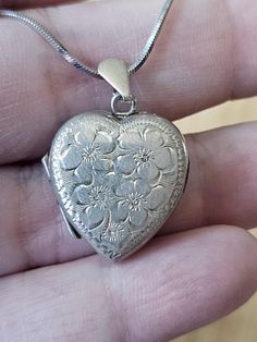 Great gift for heart and locket lovers! Vintage Jewelry Silver, Heart Locket Necklace Silver, Silver Antique Jewelry, Locket Necklace Silver, Locket Earrings, Camden Market, Vintage Locket, Grunge Jewelry, Vintage Silver Jewelry