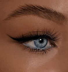 Turquoise Eyeliner Blue Eyes, Simple Makeup With Blue Dress, Light Prom Makeup Natural Blue Eyes, Simple Eyeliner Makeup Natural Looks, Homecoming Makeup Ideas For Blue Dress, Boho Prom Makeup, Senior Elite Makeup, How To Make Blue Eyes Pop Natural, Makeup With Teal Dress