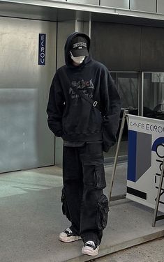 Streetwear Men Outfits Asian, Guy Black Outfits, Asian Grunge Outfits Men, Alt Man Aesthetic, Emo Streetwear Men, Cyberwear Fashion, Aesthetic Black Outfits Men, Mens Acubi Fashion, All Black Streetwear Outfit Men