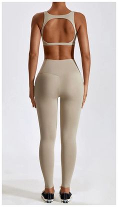 Discover the 20+ best volleyball leggings for comfort, style, and performance. Elevate your game and wardrobe with these must-have picks! Volleyball Leggings, Squat Proof Leggings, Trendy Leggings, Black Leggings Outfit, Functional Fitness, Sports Bra And Leggings, Sleeveless Outfit, Fitness Gear, Legging Outfits