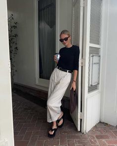 Italian Street Style Summer, Italian Street Style Women, Effortless Chic Outfits, Claire Rose Cliteur, Claire Rose, Style Wide Leg Jeans, Italian Fashion Street, Effortless Outfit, Effortlessly Chic Outfits