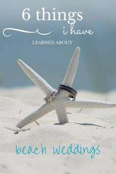 a starfish on the beach with text reading romance en vacaciones written in spanish