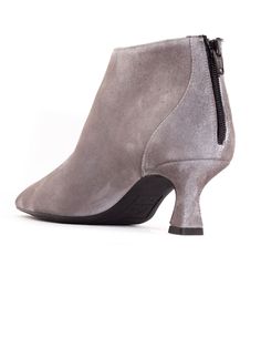 Grey suede Zac ankle boots with pointed design, back zipper closure, leather sole, 5. 5cm heel heightComposition: Suede, 100% Barbour Steve Mcqueen, Zegna Shoes, Gray Suede, Sneaker Wedge, Gorgeous Bags, Yoga Wear, Manolo Blahnik, Boot Shoes Women, Beautiful Shoes