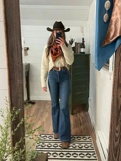 Native Western Fashion, Winter Outfit Country, Pretty Country Outfits, Western Outfits Wild Rag, Country Outfits Cold Weather, Construction Work Outfit Women, Cowboy Hat Outfit Woman Casual, Petite Western Outfits, Olivia Kimes Jeans Outfit