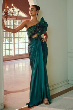 Shop for these amazing collections of Emerald Green Silk Hand Embroidered Sequins One Shoulder Pre-draped Saree Gown For Women by Adaara Couture online at Aza Fashions. Emerald Green Indian Outfit, Indowestern Saree, Draped Saree Gown, File Decoration, Saree Gowns, Drape Sarees, Ethnic Dresses, Draped Saree, Sequin Saree