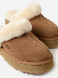 DESCRIPTION:A cozy sheepskin and suede slipper with a retro-inspired platform sole.FEATURES:Round ToeSuede UpperSheepskin Collar10mm Sheepskin Lining & InsoleEVA OutsolePlatform Height: 1 in. Ugg Size Chart, Suede Slippers, Saint Bernard, Womens Uggs, Retro Inspired, Chestnut, Slippers