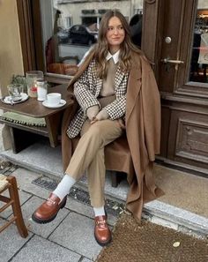 8 Old Money Colors for That Expensive Fall & Winter Look Look Winter, Winter Mode Outfits, Dark Academia Outfit, Loafers Outfit, Looks Country, Skandinavian Fashion, Look Retro, Office Outfits Women