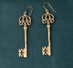 Skeleton Key Brass Earrings, Brass Key Dangle Earrings, Steampunk Key, Minimal Key Earrings, Long Boho Key Earrings ❥ Customers satisfaction is our biggest priority, please contact us with any questions/queries for future or existing orders, and we will do our best to make sure you are happy with your order. ❥Please make sure to add the correct address during check out. You can return your purchased item within 15 days after successful delivery. We offer a 100% "Money Back Guarantee" if you are not satisfied with your purchase. Return charges will be paid by buyers only! ❥ Please share your numbers (in personalization box ) as required for shipping address details, and it'll help us to contact you easily. And don't worry about the privacy, we'll keep it safe with us, So try to cooperate wi Key Earrings Aesthetic, Vintage Gold Jewelry With Keys, Skeleton Key Earrings, Vintage Metal Jewelry With Keys, Vintage Metal Key Jewelry, Steampunk Key, Skeleton Key, Brass Earrings, Skeleton