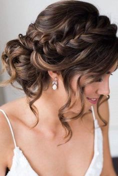 ¡Sí, quiero! 30 recogidos de novia para pelo rizado que amarás¿Estás a punto de casarte? Si aún no tienes decido el peinado de la boda y tienes el pelo rizado, presta mucha atención... Prom Hair Updo, Quinceanera Hairstyles, Quince Hairstyles, Best Wedding Hairstyles, Long Hair Wedding Styles, Hair 2018, Wedding Hair Inspiration, Short Wedding Hair, Hairstyles For Long Hair