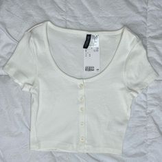 H&M White Button Up Style Crop Top. - Nwt - Size Xs - Please See All Photos For Flaws, There Is A Thread Unraveling And Small Stain Please Feel Free To Ask Any Questions! White Crop Top Aesthetic, Trendy White Top With Snap Buttons, Fitted Everyday Tops By H&m, Fitted H&m Tops, Cute White Shirt, Everyday Fitted Tops From H&m, Classic Everyday H&m Tops, Casual White H&m Top, Trendy H&m Tops With Buttons