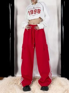 Striped Cargo Sweatpants for Women: High Waist, Wide Leg, Sporty Streetwear with Multiple Pockets
Looking for the perfect blend of sporty style and casual comfort? Our striped cargo sweatpants for women are designed to offer just that. Sporty Streetwear, Cargo Sweatpants, Trendy Fits, Style Sportif, Baggy Pants