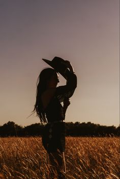 Western photoshoot, western fashion, solo birthday photoshoot Country Style Photography, Country Photography Ideas, Western Halloween Photoshoot, Western Girl Photoshoots, Desert Western Photoshoot, Western Birthday Shoot, Western Card Photoshoot, Moody Western Photoshoot, Country Western Photoshoot