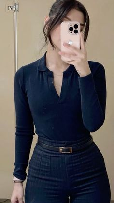 #outfits #pinterest #elegant #inspiration #motivation #moda Jeans Look Woman Style, Dark Navy Outfit, Elegant New Years Outfit, Outfits Con Pants, Outfits Azul, Outfit Minimalista, Corporate Baddie Outfits, Cute Professional Outfits, Corporate Baddie