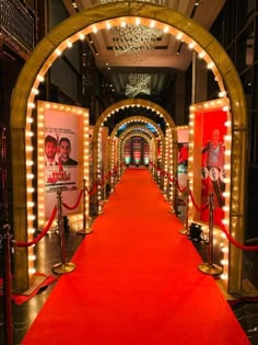 HOLLYWOOD PARTY Bollywood Party Decorations, Hollywood Theme Party Decorations, Old Hollywood Prom, Red Carpet Theme Party, Bollywood Theme Party, Broadway Theme, Old Hollywood Theme, Red Carpet Theme, Photowall Ideas