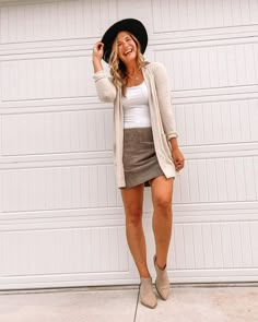 Browse our Influencers' top picks in Women's Fashion on Amazon.com 70 Degree Weather Outfit Spring, Sfw Outfits, Black Felt Hat, Wardrobe Building, Nashville Outfit, Weather Clothes, Cat Instagram, Mini Skirt White, Business Casual Outfits For Work