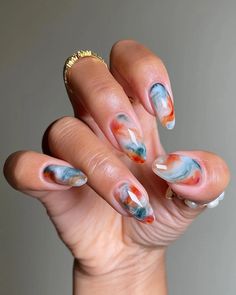 A la hora de la verdad todas buscamos lo mismo: una manicura bonita y elegante que logre que presumamos de manos limpias, minimalistas (y a la moda), y las tendencias en uñas 2025 son el claro ejemplo de que lo mejor está por venir. De hecho, para aquellas que se preguntan si el clean look volverá a estar de moda en nuestras manos, Anni Gabriela Cárdenas, manicurista y propietaria del centro de uñas Sensacionals, es clara: se verá un equilibrio notable entre ambos enfoques. “Aunque la estétic... Chrome Nails Silver, Marble Nail Design, Fall Nails Ideas, Marble Nail Designs, Marble Nail, Nail Drawing, Pointed Nails, Gel Nail Design, Bride Nails