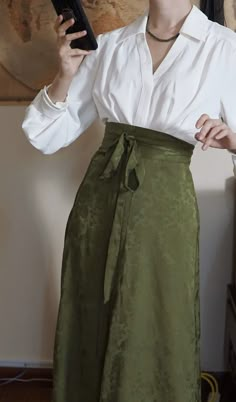 A simple everyday skirt in an elegant olive green, this Tang Dynasty skirt can be styled in endless ways! Features a small green rose pattern, the Holding the Moon 上揽月 10 Panel Skirt is a comfortable and easy to wear piece. Constructed like a Poqun (破裙, "broken" skirt) made up of 10 large trapezoidal pieces of fabric, sewn together to create a flowing skirt with an impressive swing radius. The Poqun 破裙 was worn throughout many of China's early dynasties, making this a versatile piece for multipl Green And White Clothes, Mamian Skirt, Impressive Outfits, Olive Outfit, Holding The Moon, Olive Green Outfit, Hedda Gabler, Everyday Skirt, Traditional Skirts