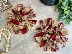 two burlap wreaths sitting next to each other