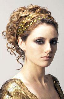 roman up-do Greek Goddess Makeup, Greek Goddess Hairstyles, Grecian Hairstyles, Roman Hairstyles, Greek Hair, Sanggul Modern, Goddess Makeup, Wavy Wedding Hair, Curly Wedding Hair