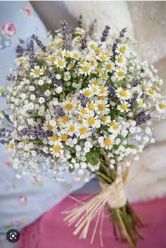 a bouquet of daisies and baby's breath