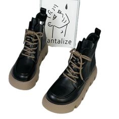 Bota Feminina Coturno Iris A Bota Feminina Coturno Iris é perfeita para mulheres que desejam aliar estilo e praticidade em um único calçado. Com seu design robusto e contemporâneo, o coturno Iris proporciona conforto e segurança, sendo ideal para enfrentar as mais diversas situações com atitude e elegância. Dimensões: Calcule suas medidas por está tabela Tamanho Pé (CM) 34 22 35 22.5 36 23 37 23.5 38 24 39 24.5 40 25 41 25.5 42 26 43 26.5 44 27 Características: Material Externo: Fabricada em couro sintético de alta qualidade, garantindo durabilidade e fácil manutenção. Forro Interno: Forro acolchoado que mantém os pés aquecidos e proporciona conforto durante o uso prolongado. Design Moderno: Estilo coturno com uma silhueta robusta e detalhes que conferem um visual marcante. Fechamento com Short Shoes, Shoes For Woman, Pu Boots, Women's Ankle Boots, Black Platform, Womens Ankle Boots, Black Booties, Shoes For Women, Leather And Lace