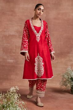 Buy Red Raw Silk Embroidery Kashmiri Thread Scallop V Neck Naysa Paisley Kurta Set For Women by Sue Mue Online at Aza Fashions. Karwachauth Dress Ideas 2024, Heavy Embroidery Suits Design, Pakistani Salwar Designs, Kashmiri Embroidery Suits, Raw Silk Embroidery, Pakistani Salwar, Kurta Set For Women